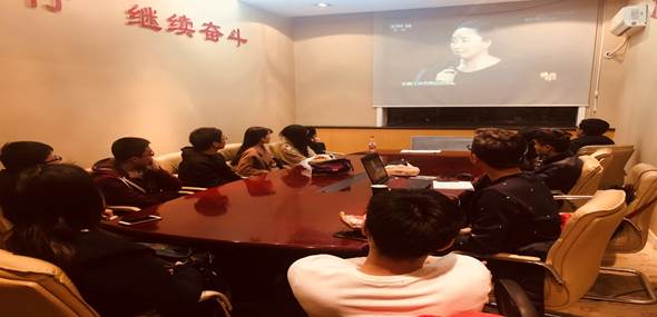 图4  学生党员和入党积极分子观看节目